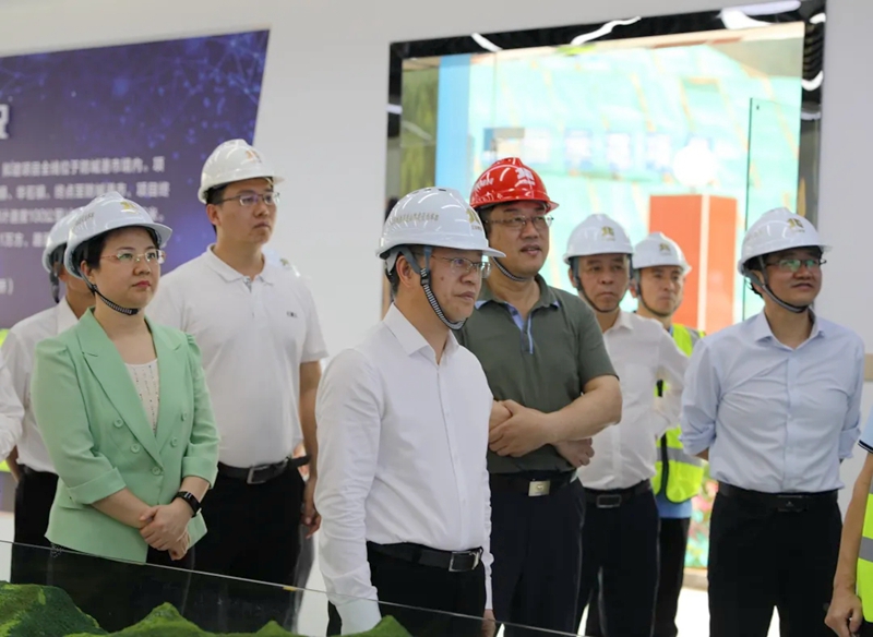 譚丕創(chuàng)（左二）、唐軼昂（左一）聽取項目情況介紹.jpg