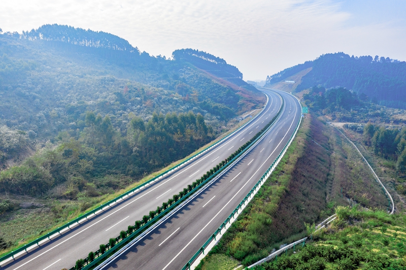 6.高速公路與群山相連，植被覆蓋率高，與原生態(tài)環(huán)境恢復(fù)有機(jī)結(jié)合.jpg