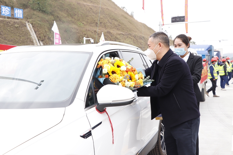 廣西新發(fā)展交通集團黨委書記、董事長陳開群為第一輛通車車輛送上鮮花.JPG